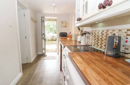 Whichford Cottage | HONEYSUCKLE COTTAGE (BRAILES), pet friendly, with a garden in Brailes