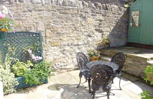 High Peak House | Honeysuckle Cottage, 2 bed, sleeps 3, family-friendly and pet-friendly