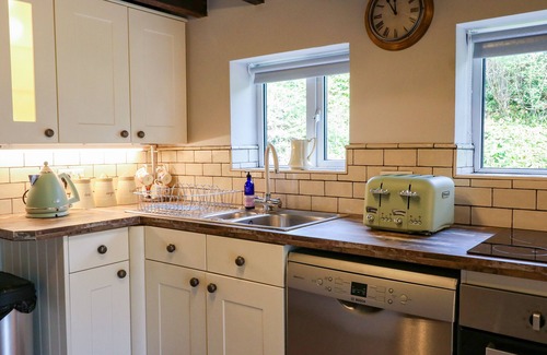 Longnor Cottage | HOOBROOK COTTAGE, pet friendly, with hot tub in Butterton