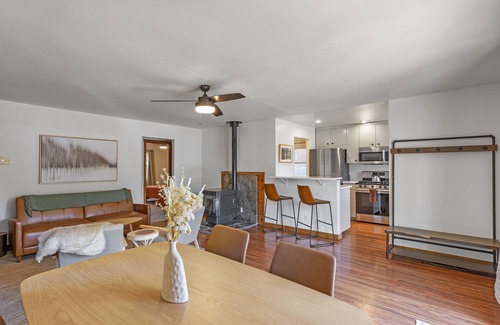 June Lake House | Hoppy Hollow, a charming bungalow located next to the brewery!