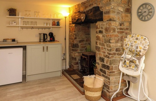 Hartland Cottage | HORSESHOE COTTAGE, pet friendly, with pool in Hartland