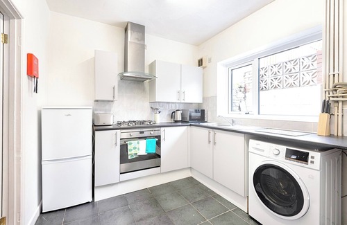 Landore Apartment | Hosea Accommodation - Free Parking!