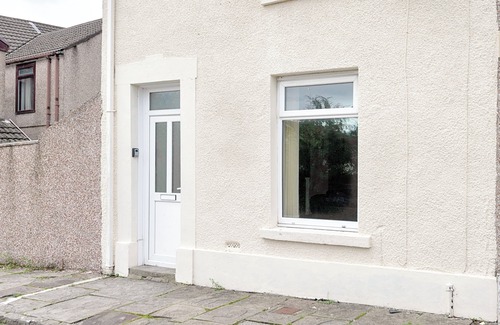 Landore Apartment | Hosea Accommodation - Free Parking!