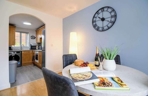 Milton Malsor Apartment | Host & Stay | Clover Field
