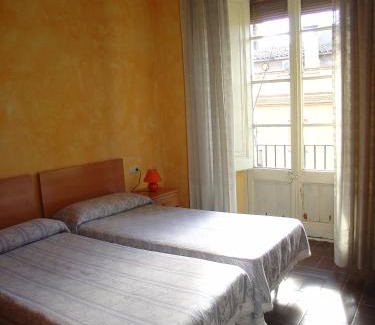 La Bisbal d'Emporda House | Hostal Adarnius