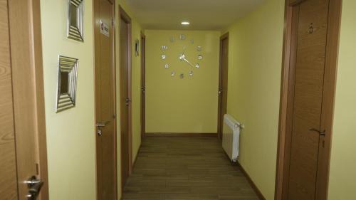 Torres de la Alameda House | Hostal La Pared