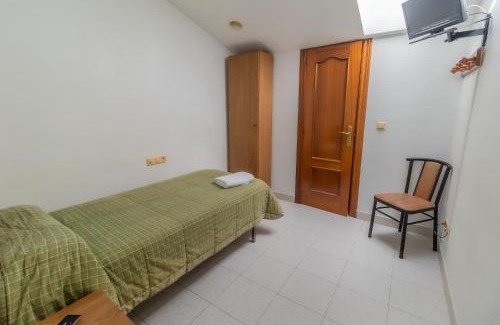 Villalonquejar House | Hostal - Restaurante La Buena Villa by Vivere Stays