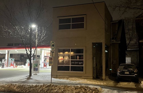 Centretown West Apartment | Hostel Gladstone Ottawa Ontario rooms availability confortable near parliament.