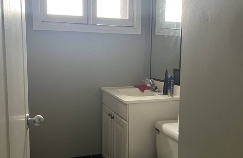 Centretown West Apartment | Hostel Gladstone Ottawa Ontario rooms availability confortable near parliament.