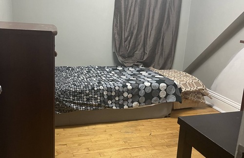 Centretown West Apartment | Hostel Gladstone Ottawa Ontario rooms availability confortable near parliament.