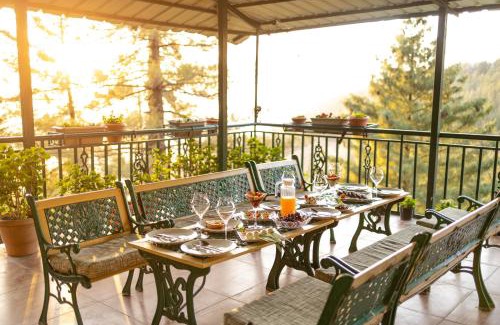 Naldehra Villa | Hostie Romarica-Cottage with Lawn & Patio, Mashobra, Shimla