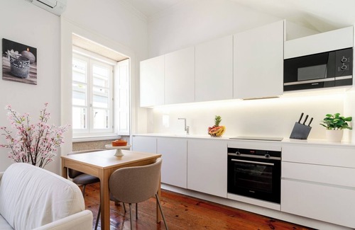 Foz do Douro Apartment | HostWise - Bright Flat in Historic Foz House