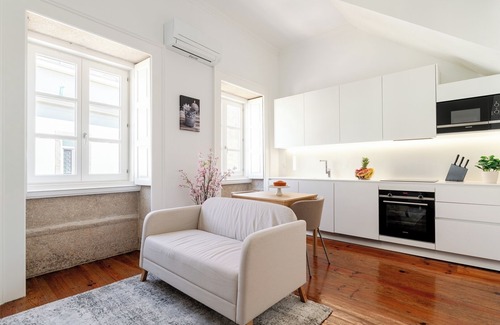 Foz do Douro Apartment | HostWise - Bright Flat in Historic Foz House