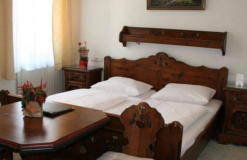 Elisabeth-Vorstadt Bed & Breakfast | HOT DEAL triple room non refundable rate - Adlerhof, Pension