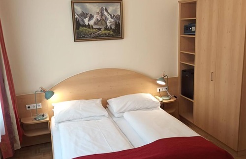Elisabeth-Vorstadt Bed & Breakfast | HOT DEAL triple room non refundable rate - Adlerhof, Pension