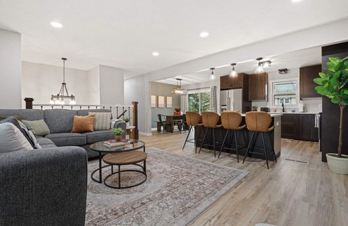 Token Creek House | HOT TUB - 20 min to Capitol - KING Bed - Fireplace