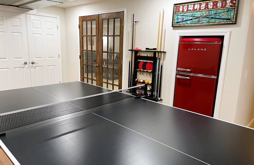 Oshkosh House | Hot tub - 4 Bedroom - 3.5 Bathrooms - Perfect Location