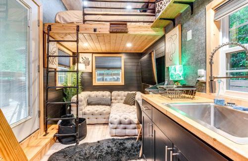 Church Street Apartment | Hot Tub and Patio Private Couples Escape in ATL