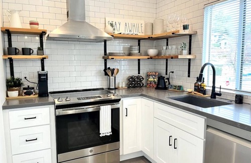 San Anselmo Apartment | Hot Tub, Bright, Modern, steps to downtown