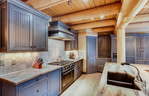Dunkin Hill House | Hot Tub + Close to Downtown + Mtn Views - Twin Eagles Lodge