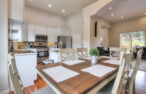 Mendenhall Valley House | Hot tub, deck, fireplace, & more!