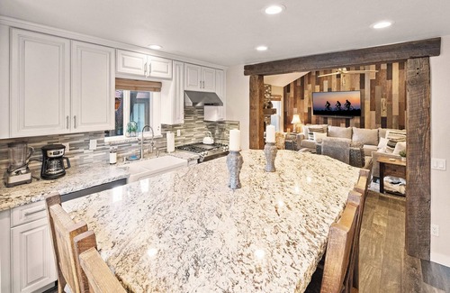Sugarloaf Apartment | Hot Tub, Fenced Yard, & Firepit Dog Friendly