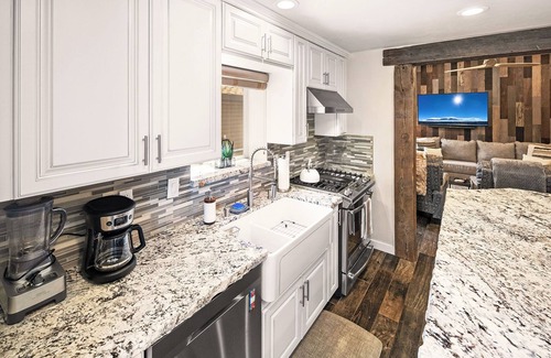 Sugarloaf Apartment | Hot Tub, Fenced Yard, & Firepit Dog Friendly