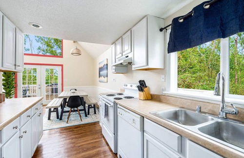 Ridgeway Ski Chalet | Hot Tub, Fire Pit, Deck, Grill, WiFi, Dog-Friendly