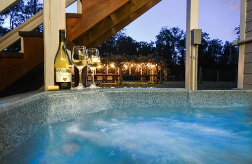 Boyce House | Hot Tub - Fire Pit - Fast Wi-Fi - Pet Friendly - Wine Country Escape