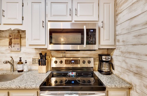 Locust Lake Village Ski Chalet | Hot Tub! Fire Pit, Golf Cart, Fall Hiking, Holiday Memories & Coffee Experience