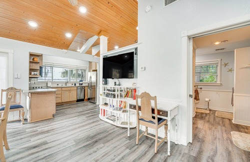 Cypress Gardens Apartment | Hot Tub & Fire Pit: Lakefront Home on Lake Eloise
