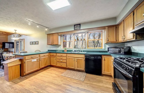 Berkeley Springs Cabin | Hot Tub, Fireplace, Fire Pit, Game Room & More