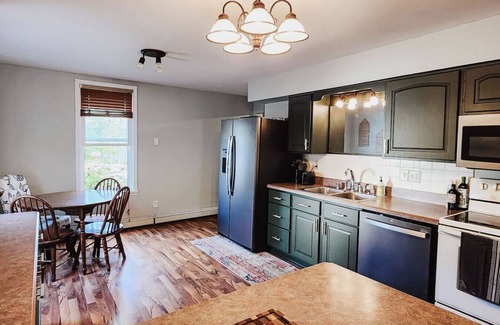 Mineral Point House | Hot Tub+Game Room-The Hangout XL