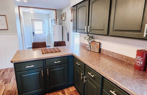 Mineral Point House | Hot Tub+Game Room-The Hangout XL