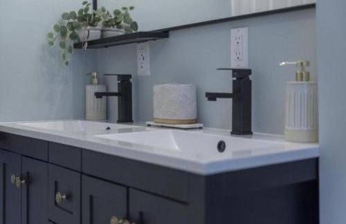 Parma Heights House | Hot Tub Game Room with Shuffleboard N64 Sleeps 8