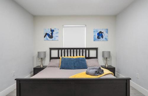 East Little Havana House | Hot Tub, Games & King Bed - 8min From Airport, Beach & DT