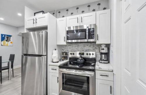 East Little Havana House | Hot Tub, Games & King Bed - 8min From Airport, Beach & DT