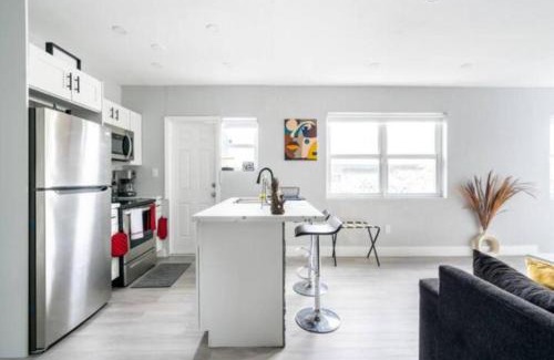 East Little Havana House | Hot Tub, Games & King Bed - 8min From Airport, Beach & DT