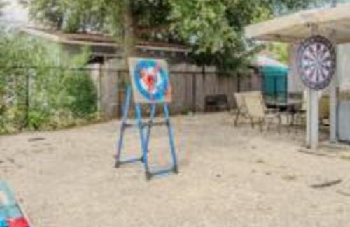 East Little Havana House | Hot Tub, Games & King Bed - 8min From Airport, Beach & DT