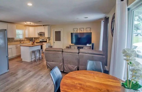 Shearer Hills - Ridgeview House | HOT TUB! Gaming & SHOPPING, Our Airbnb Has It ALL!