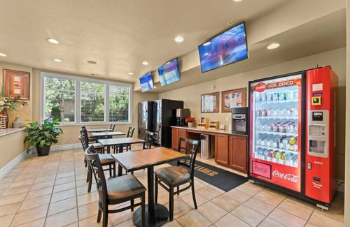 Reno/Tahoe Airport Apartment | Hot Tub, Gym, Pool Access, Mini Golf|1BR Apartment