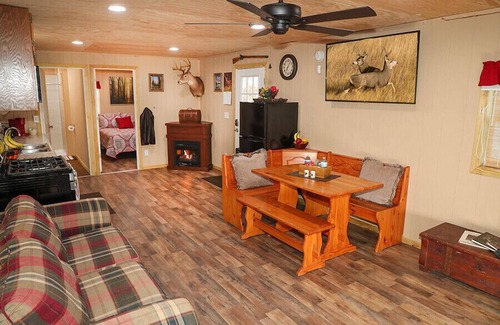 Commerce Cabin | Hot Tub - Lake Front Lodge - Private