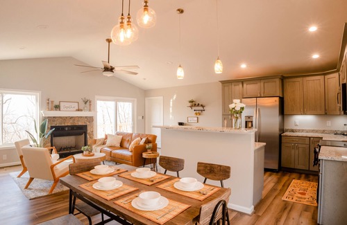 Linden Cabin | Hot Tub Mountain View Dog Friendly Modern Chalet