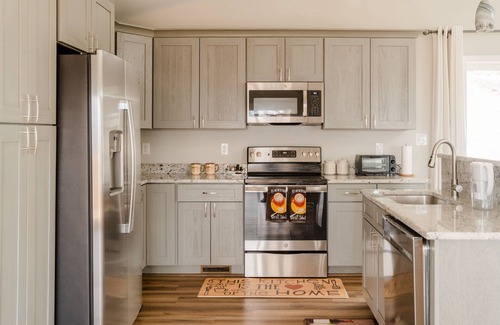 Linden Cabin | Hot Tub Mountain View Dog Friendly Modern Chalet