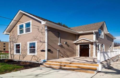 Detroit - Shoreway House | Hot Tub N64 Mins to Downtown Sleeps 8