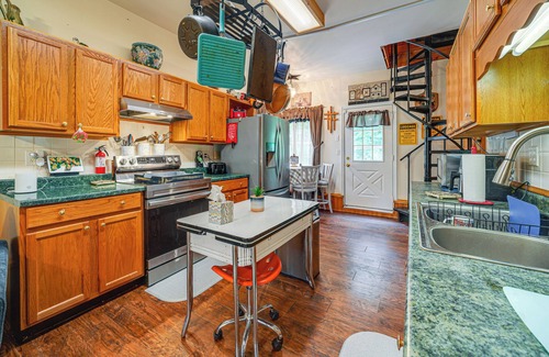 Adrian House | Hot Tub + Pet Friendly: Quiet French Creek Getaway