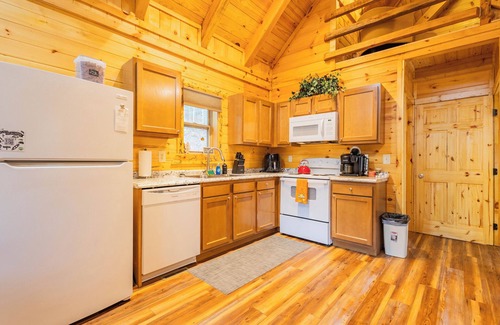 Primrose Cabin | Hot Tub -Pet Friendly -Arcade & Corn Hole-Dock Access w/a Canoe & Paddle Board