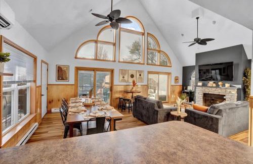 Albrightsville House | Hot Tub Pets Game Room Lake with Beach Pool