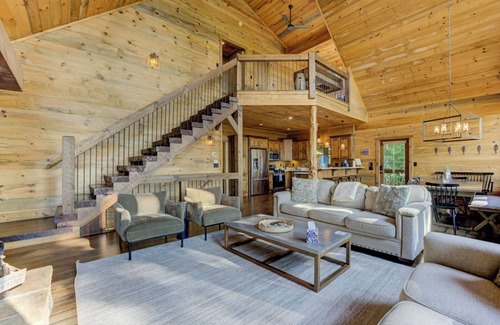 Aska House | Hot Tub Soaks, Scenic Vistas, Starlit S'mores, Game Nights & Outdoor Fun - Little Creek Cabin
