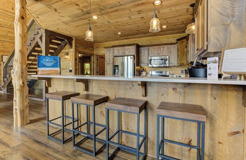 Aska House | Hot Tub Soaks, Scenic Vistas, Starlit S'mores, Game Nights & Outdoor Fun - Little Creek Cabin